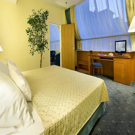 Отель Ramada Centre 4*