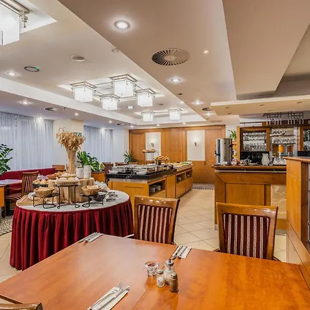 Отель Ramada Centre