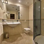 رامادا مركز مدينة فندق 4*