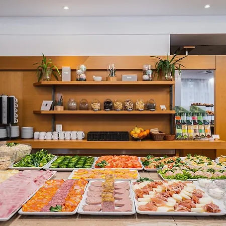 Hotel Ramada Centre 4*