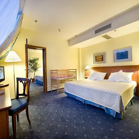 Ramada Centre Hotel 4*