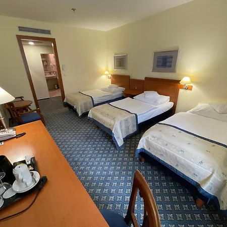Hotel Ramada Centre 4*