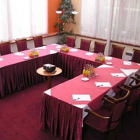 Ramada Centre 4* פראג